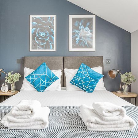 Stylish 1 Bed Apt , Central , Pkg, Perfect For Long Stays Egham Bagian luar foto