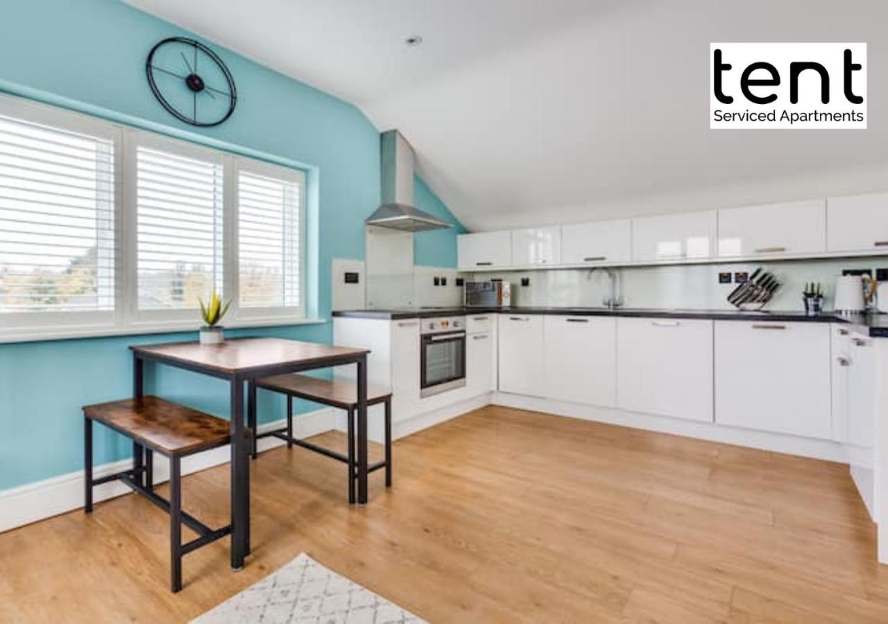 Stylish 1 Bed Apt , Central , Pkg, Perfect For Long Stays Egham Bagian luar foto