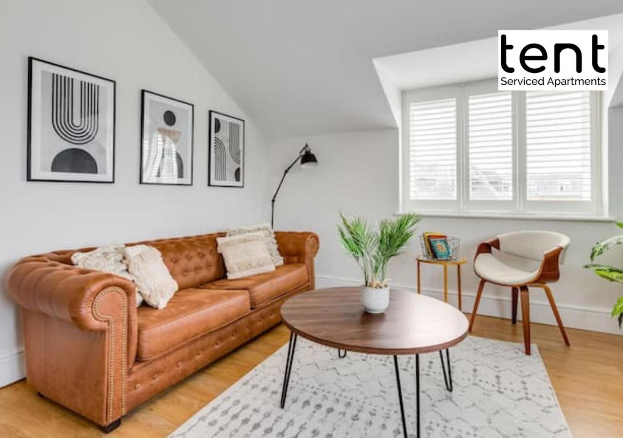 Stylish 1 Bed Apt , Central , Pkg, Perfect For Long Stays Egham Bagian luar foto