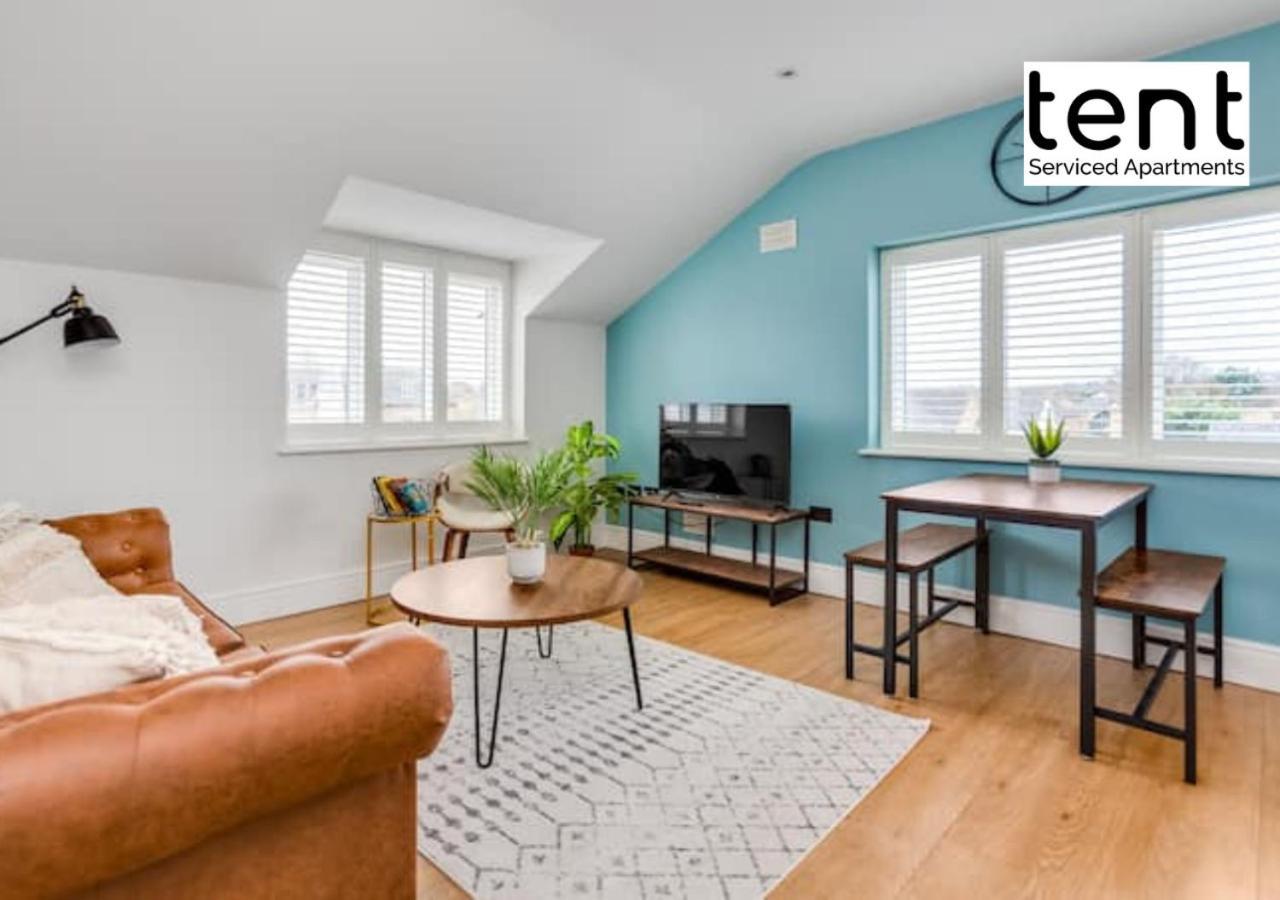 Stylish 1 Bed Apt , Central , Pkg, Perfect For Long Stays Egham Bagian luar foto