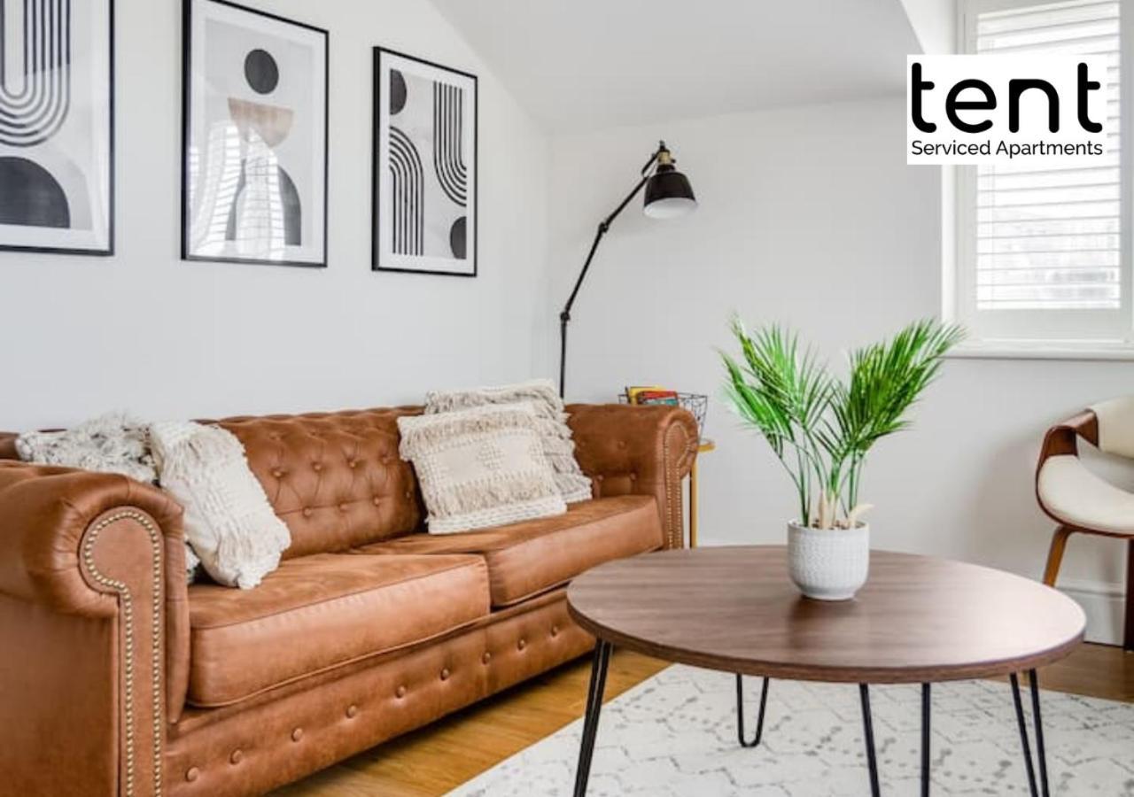 Stylish 1 Bed Apt , Central , Pkg, Perfect For Long Stays Egham Bagian luar foto
