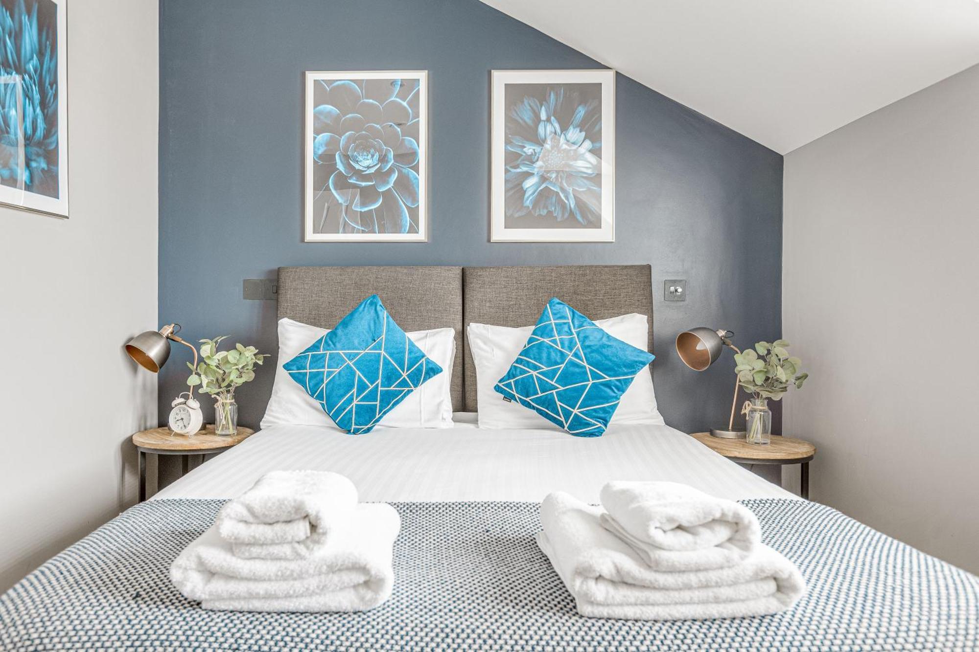 Stylish 1 Bed Apt , Central , Pkg, Perfect For Long Stays Egham Bagian luar foto