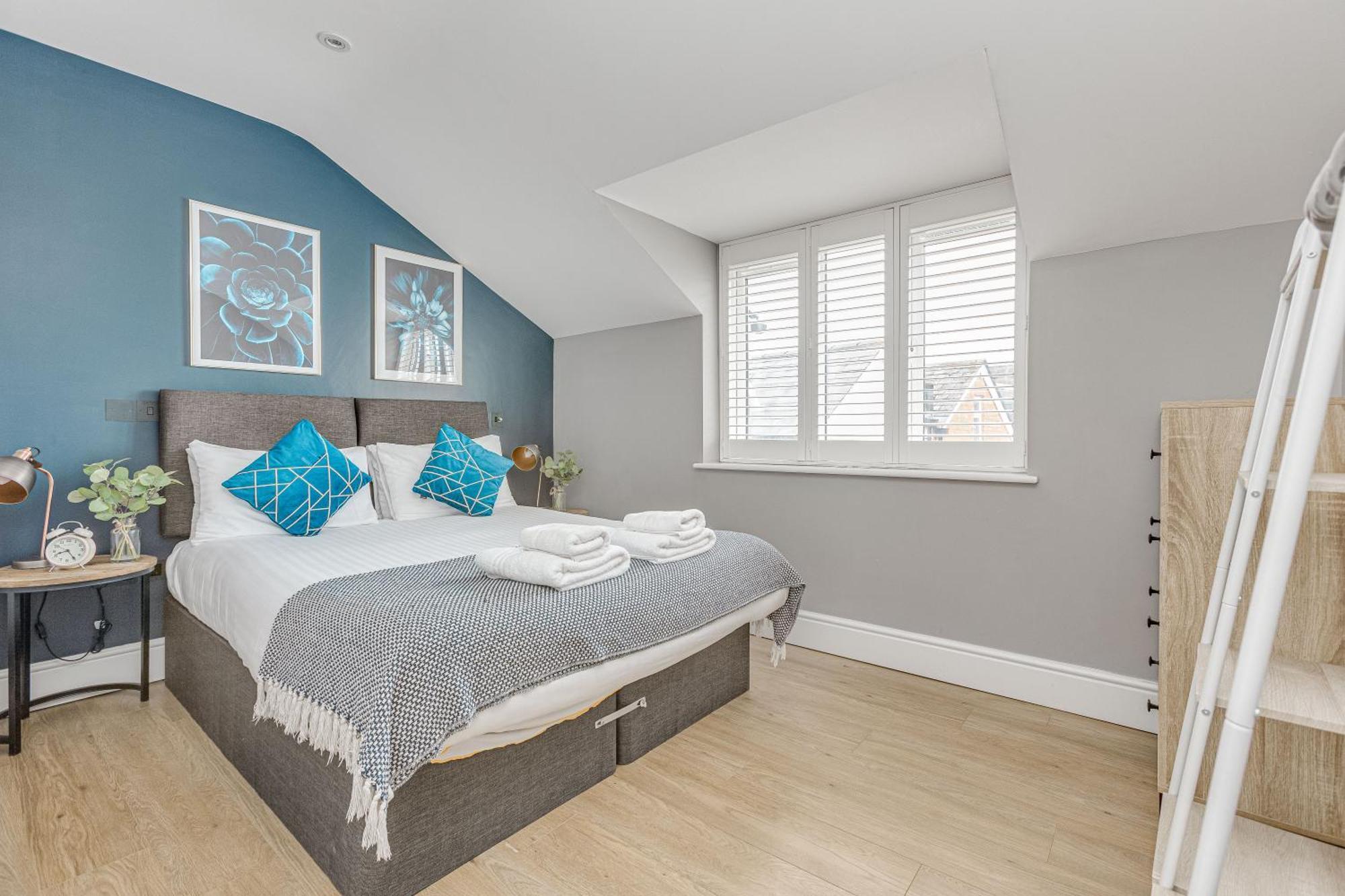 Stylish 1 Bed Apt , Central , Pkg, Perfect For Long Stays Egham Bagian luar foto